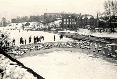 Ch7111 is the frozen river at the weir in 1962. Ch7111 is the frozen river at the weir in 1962.