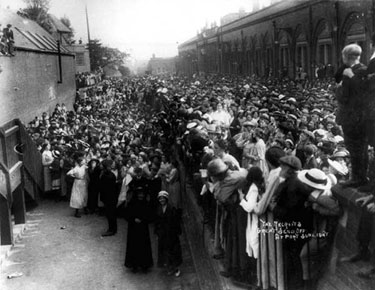 Port Sunlight: Send off for First World War troops 	