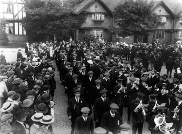 Port Sunlight: Men Enlisting for the Front 	