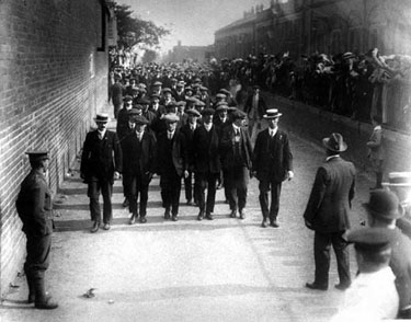 Port Sunlight: Enlisting Men on the March	