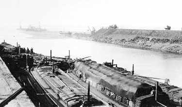 Manchester Ship Canal: Embankment Tipping at Runcorn 	