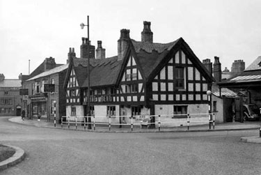 Knutsford: Canute Place, White Bear Inn