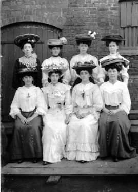 Winnington: Group of ladies 	