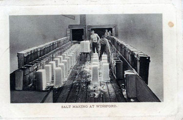 Winsford: Lumpmen working salt in tubs