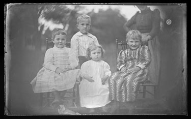 Brooklyn, USA: Group portrait of the Gullen children
