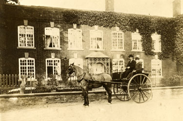Holmes Chapel: Horse and carriage