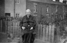 View: FD02549 Frodsham: Mrs W. Ainsworth and Parrot, Vine Cottages, off Chapel Lane
