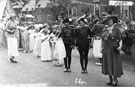 View: FD02699 Frodsham: Frodsham Marsh Carnival 1935.  Group awaiting start of Parade.