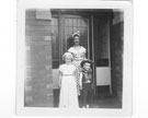 View: FD07710 Frodsham: Geraldine Tomlin with mother and brother
